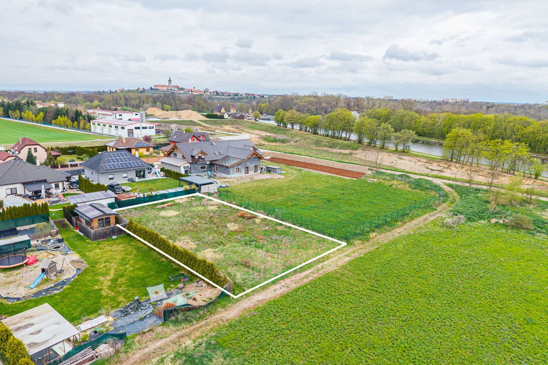 Prodej pozemku určeného k bydlení v obci Hořín - 967 m2